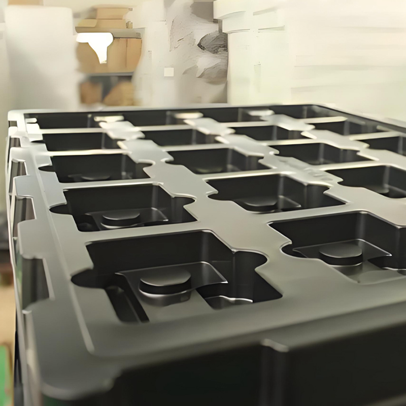 Bandeja termoformadora de HDPE para componentes mecánicos